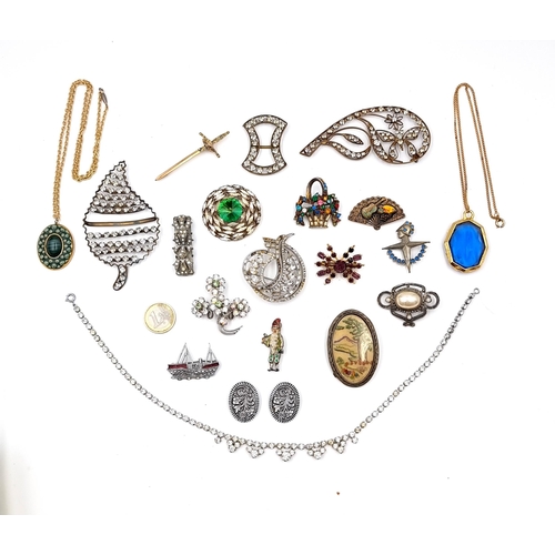 15 - A large collection of vintage jewellery consisting of brooches, pendant, earrings & necklaces. Total... 