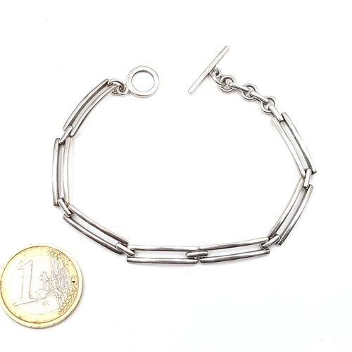 944 - An attractive T bar bracelet. Weight - 9.94 grams. Boxed.