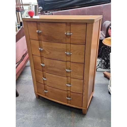 875 - A nice oak chest of drawers featuring five spacious drawers with sleek metal handles.