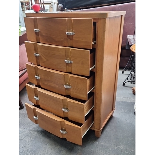 875 - A nice oak chest of drawers featuring five spacious drawers with sleek metal handles.