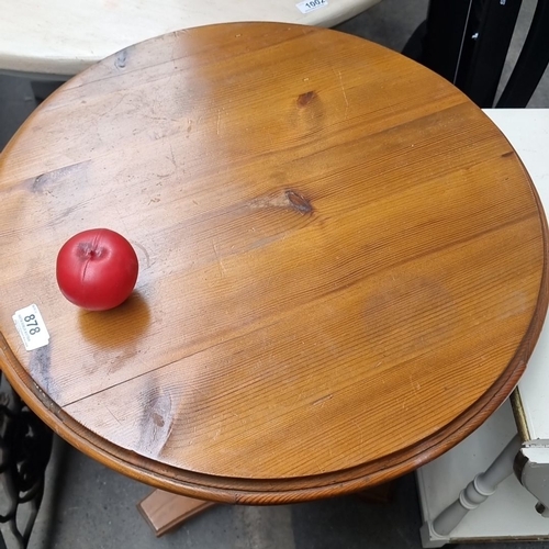 878 - Solid pine round side table with pedestal base, featuring a natural wood grain finish.