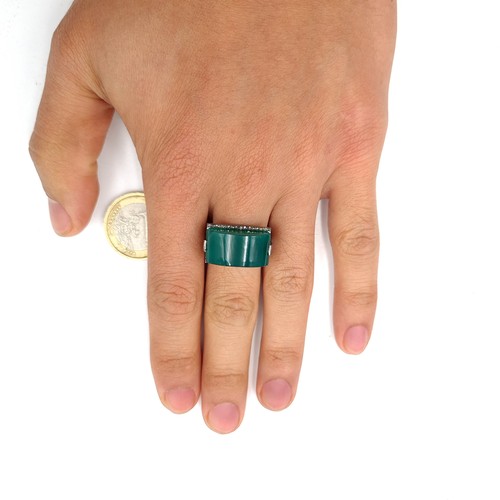 52 - A green tourmaline stone ring. Stone 14 carats with diamond setting - 0.29 carats. Ring size - Set I... 