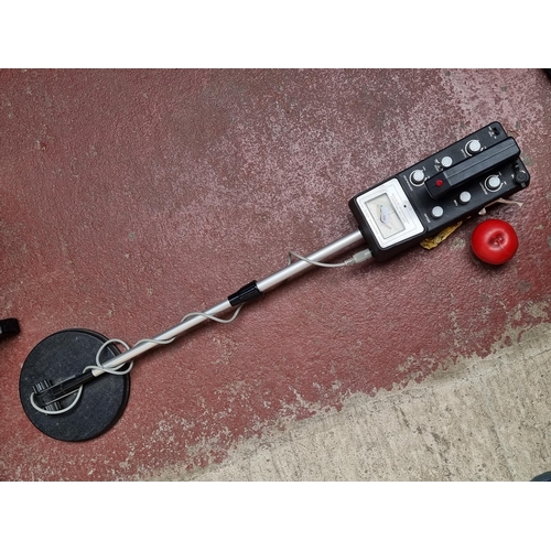 283 - A high quality Micronta 4003 very low frequency discriminator metal detector. Ultra light weight.