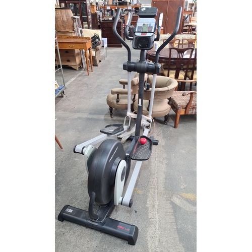 985 - Star lot..Pro-Form 450 LE Elliptical Trainer with digital display and multiple resistance settings.