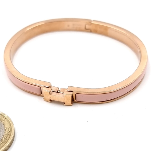 905 - A Hermes Clic H Bracelet. Features narrow bracelet in Rose Candeur enamel with gold plated hardware.... 