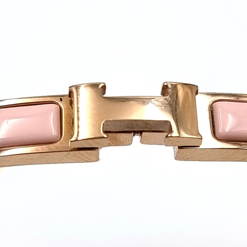 905 - A Hermes Clic H Bracelet. Features narrow bracelet in Rose Candeur enamel with gold plated hardware.... 