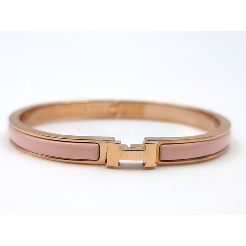 905 - A Hermes Clic H Bracelet. Features narrow bracelet in Rose Candeur enamel with gold plated hardware.... 