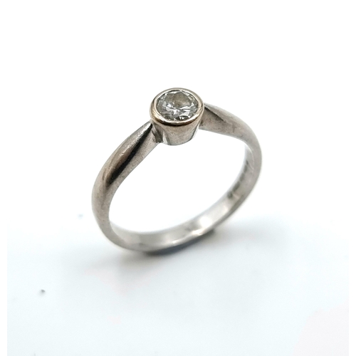 18 - Star Lot : A very pretty 18 carat white gold diamond ring. Est. weight of diamond - 0.35 carats. Siz... 