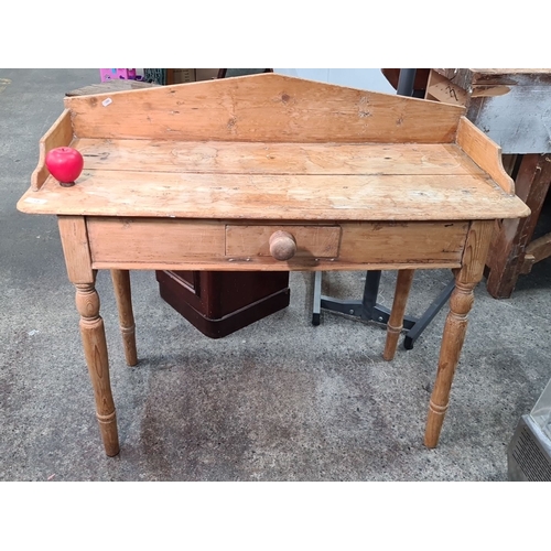 718 - A rustic antique pine wash stand with single drawer and turned legs