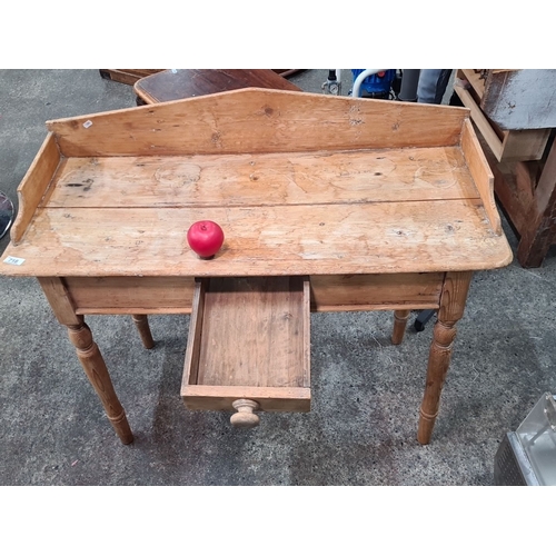 718 - A rustic antique pine wash stand with single drawer and turned legs