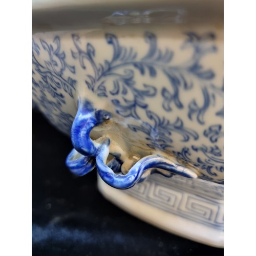 136 - A gorgeous large vintage porcelain tureen with lid featuring decoration in underglaze blue floral mo... 