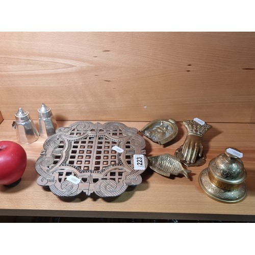 1223 - Seven pieces of decorative homeware including a wonderful extending metal trivet with fetching pierc... 