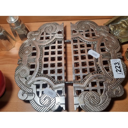 1223 - Seven pieces of decorative homeware including a wonderful extending metal trivet with fetching pierc... 