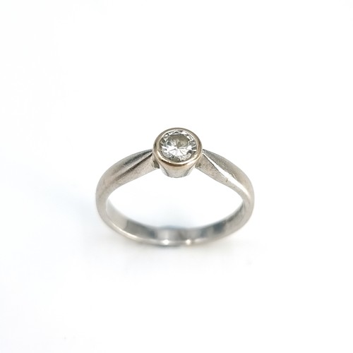 18 - Star Lot : A very pretty 18 carat white gold diamond ring. Est. weight of diamond - 0.35 carats. Siz... 