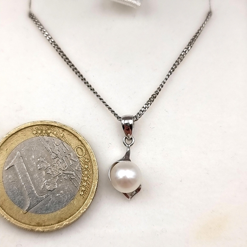 32 - A sterling silver drop pearl pendant necklace. Length of chain - 44 cms. Weight - 2.76 grams. Boxed.