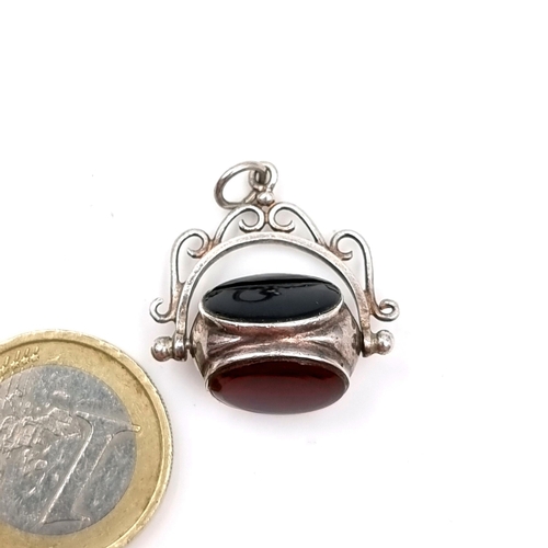 34 - A vintage silver three stone swivel pendant. Dimensions - 3 x 2 cms. Weight - 4.32 grams.