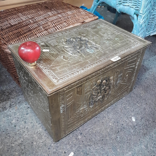 1019 - A large fabulous vintage decorative hammered and embossed brass coal box with hinged lid. MM: 52cm L... 