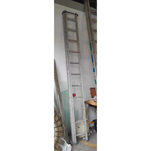 1035 - An 11 rung extending aluminium ladder.