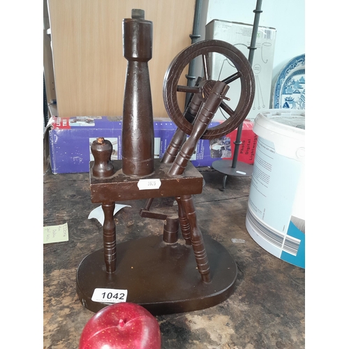 1042 - A miniature vintage spinning wheel. Possibly incomplete.