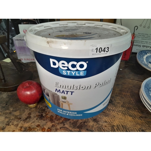 1043 - A large 7.5ltre tub of white emulsion paint and a boxed Singer lint remover.