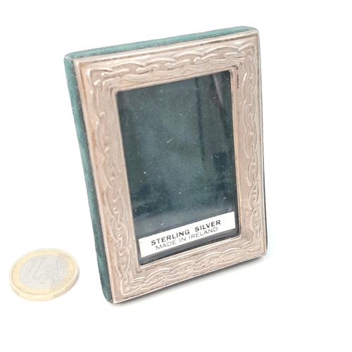 1057 - A lovely, made in Ireland, 925 sterling silver miniature picture / photo frame. Makers hallmarks to ... 