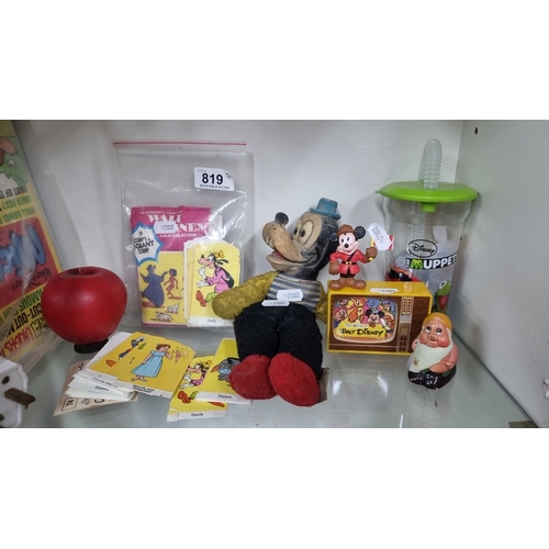 819 - Mixed vintage Walt Disney collectibles, including plush toys by Jemco Ltd, plastic figurines, a drin... 