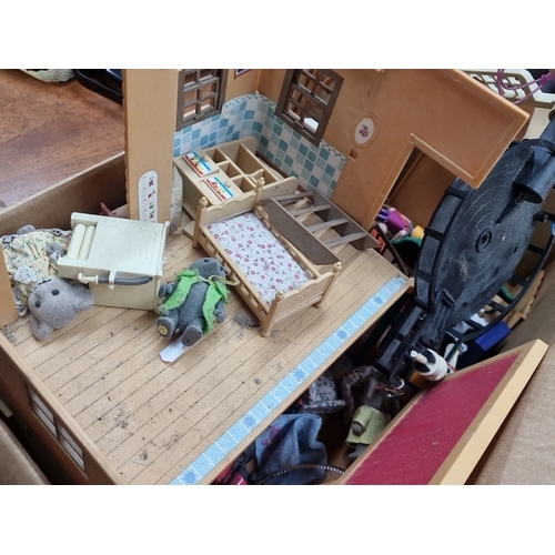 825 - Mixed lot of vintage dollhouse furniture and accessories. Includes a wooden log cabin, miniature ani... 