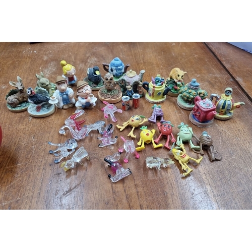 834 - Mixed lot of collectible figurines. Includes 17 ceramic pieces with a variety of animals and charact... 