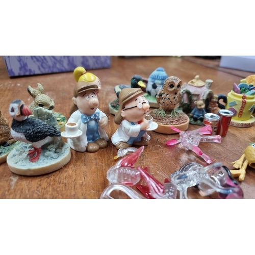 834 - Mixed lot of collectible figurines. Includes 17 ceramic pieces with a variety of animals and charact... 