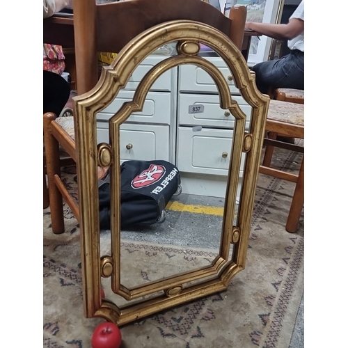 837 - Very attractive Gilt-framed mirror with detailed molding. Possibly from the mid-20th century, crafte... 