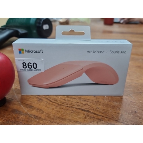 860 - Microsoft Arc Mouse, ultra-portable with touch-scroll. The device is wireless and compatible with Bl... 