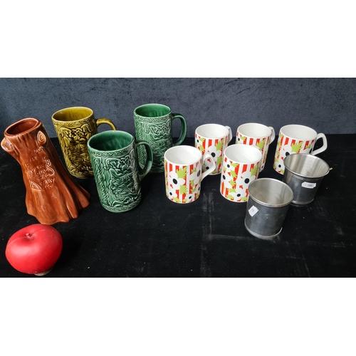 947 - A mixed selection of vintage Arklow pottery including cups and a vase.