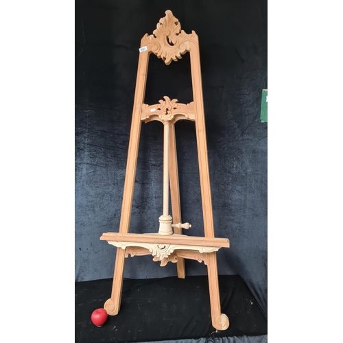 959 - A neatly carved wooden easel stand. Suitable for displaying artworks. A very decorative lot . Can be... 