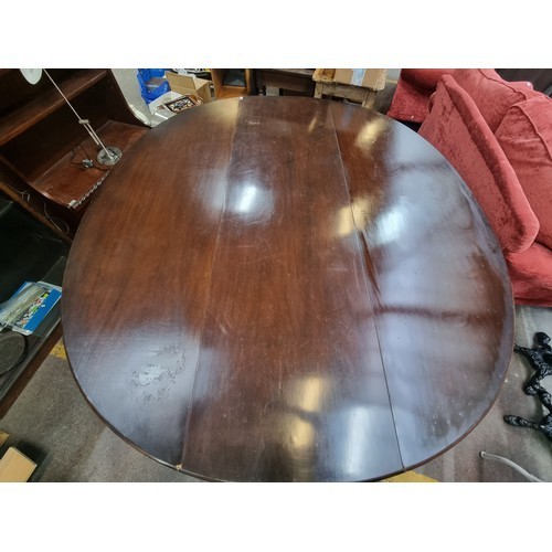 1051 - Super Star Lot : A spectacular Irish drop leaf mahogany hunt/wake table. With two hinged leaves and ... 