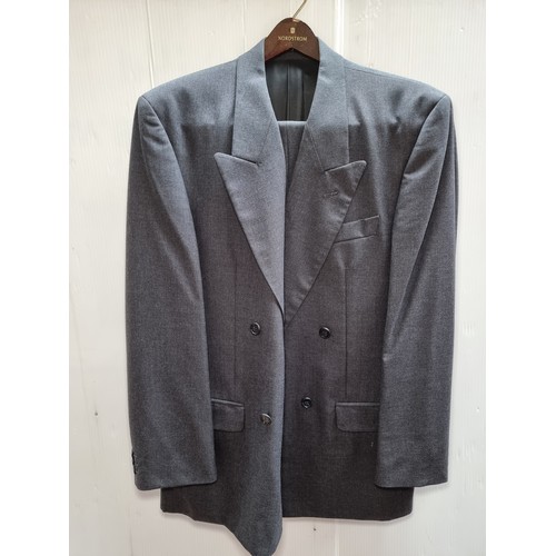 341 - A charming St. Bernard mens pure wool suit. Double breasted blazer EUR 40 / 102cm long, trousers wai... 