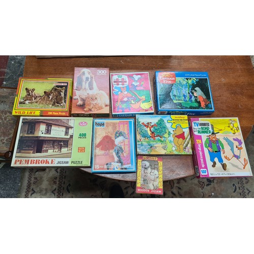 885 - A large box containing a mixed lot of vintage jigsaw puzzles, including pieces from various themes r... 