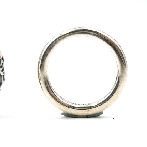 1061 - Two pretty 925 sterling silver Pandora rings. Both in original Pandora boxes. Sizes L. Total weight ... 