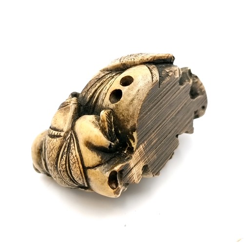 509 - A carved dual figure Netsuke (two holes) depicting a man & child. Dimensions - 5 x 3 cms. Weight - 3... 