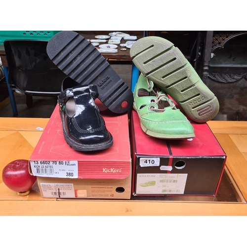 410 - Pair of children's shoes:
1. Black patent, size 38.
2. Green, size 38.