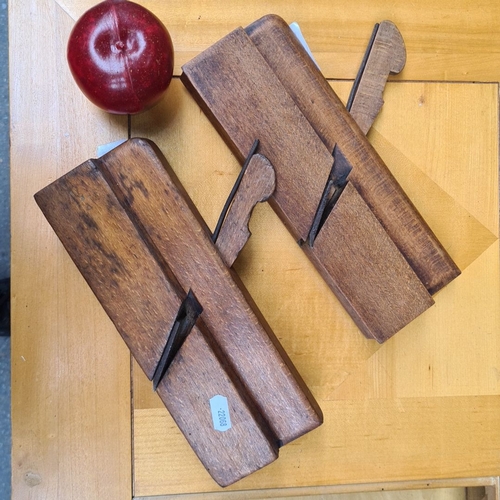 430 - A pair of lovely antique wooden moulding planes with iron blades. In lovely condition.