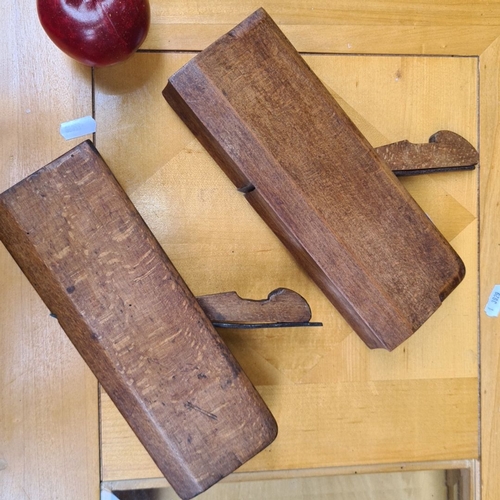 430 - A pair of lovely antique wooden moulding planes with iron blades. In lovely condition.