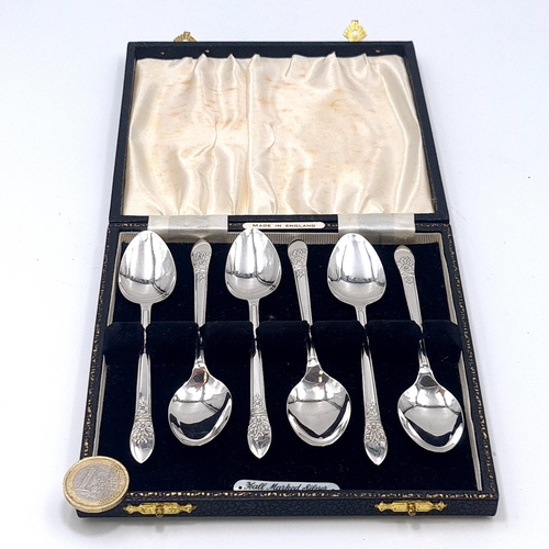 31 - A very nice collection of six sterling silver teaspoons with pretty floral designed finials. Hallmar... 