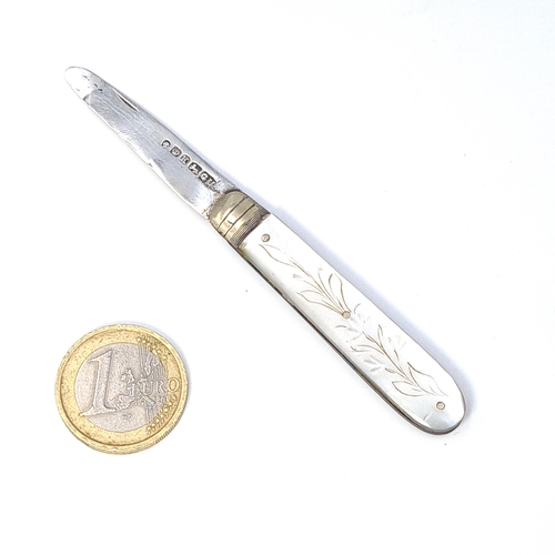 4 - A pretty Mother of Pearl handled pen knife set with a sterling silver blade circa. 1800. Hallmarked ... 