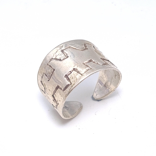 52 - An Irish silver ring (adjustable size from size O) with key set design. Weight 4 grams. Old Irish ha... 