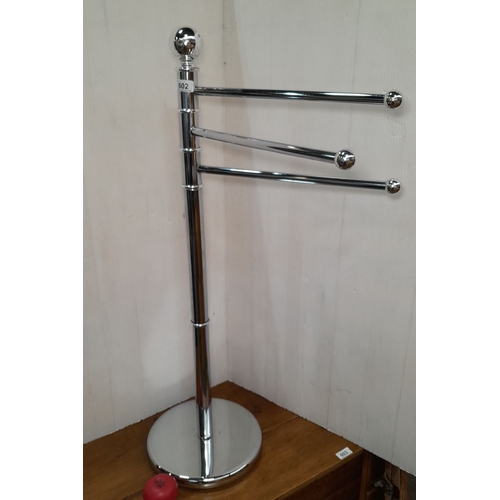 602 - Free-standing towel rack with three adjustable arms and round base. Chrome-plated. The design featur... 