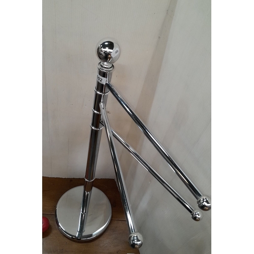 602 - Free-standing towel rack with three adjustable arms and round base. Chrome-plated. The design featur... 