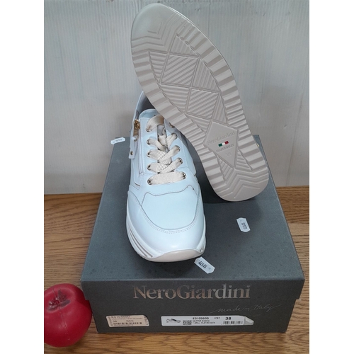 644 - A pair of brand new Nero Giardini Skipper Bianco sneakers, size 38, white with platinum trim. Made i... 