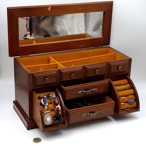 536 - A wooden jewellery casket containing a collection of 21 assorted metal rings. Items as per photograp... 