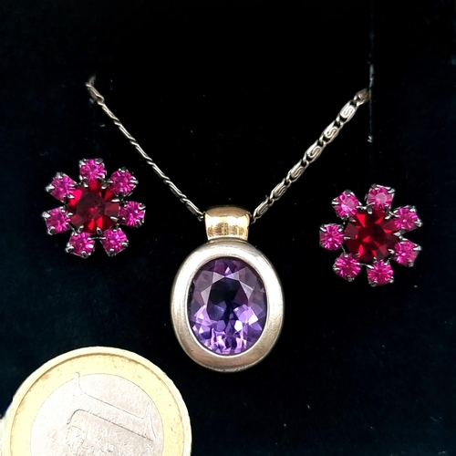 556 - À vintage amethyst stone pendant set in a sterling silver mount. With a 14 carat gold clasp with sil... 