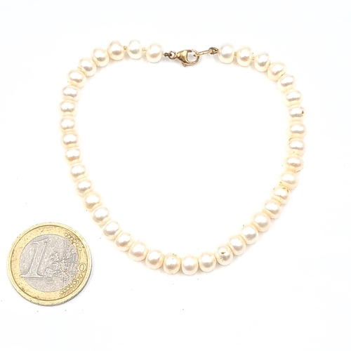 576 - An attractive pearl bracelet with 9ct gold clasp.